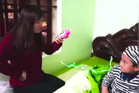 搞笑儿童喜剧：小正太喝了牛奶跟冷水，肚子好疼啊！视频封面