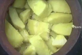 印度老奶奶摘了两个面包果，切块后煮了一锅，蘸料喂小孙女吃