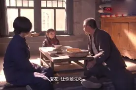 一家人吃饭，孩子想吃都不能动筷子，就得等她这个妈先吃