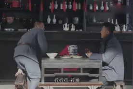 小伙是有多喜欢吃面，一个人竟然吃了八碗，这饭量一般人比不了！