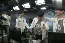 IG痛失亚军含泪夺冠，王思聪上台庆祝，现场超然！视频封面