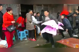 贵州姑娘出嫁，走着泥巴路下山，果然走路回家的新娘最美了视频封面