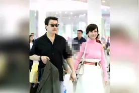 62岁赵雅芝和老公十指紧扣机场秀恩爱，小肚微隆起疑似怀孕视频封面