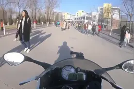 当公升级的宝马重机车进入校园内，加了把油门所有人的眼睛都直了视频封面