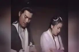 小伙和姑娘在破屋内避雨，没想到屋外全是姑娘的保镖视频封面