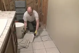 如何拆除旧地板瓷砖？教你快速拆除浴室旧地板瓷砖技巧视频封面