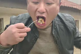 海边捡了12只海螺，小伙直接烤了就吃，真是太过瘾了视频封面