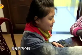 李耐阅变形效果明显，从扔饭菜变成了夹菜，让爸爸感觉很欣慰