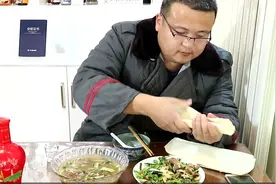 一碗羊汤，一盘凉菜，二十五元买羊脸做两道菜，喝三两酒吃的过瘾视频封面