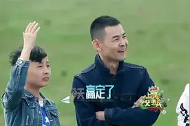 武爸爸抱着武艺博满脸宠溺地互动，武东博一脸吃醋视频封面