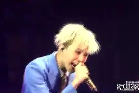 权志龙演唱会经典饭拍 蓝色小西装搭配帅出天际视频封面