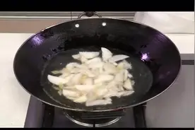 不喜欢吃山药的可以制作山药蟹肉汤，即健康有美味