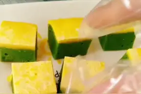 春季补钙的佳品，颜值和美味都在线✌双色鲜虾鸡蛋糕，宝妈们赶紧做起来吧 #享受颜值与舒适 #宝宝辅食