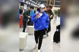 63岁不老女神刘晓庆 一路单手插袋大姐范十足视频封面