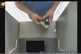 ATM忘拔卡 马上被捡漏取走一万三视频封面