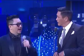 当年周润发在台上演讲，一个眼神诠释大哥风范，吓坏主持人视频封面