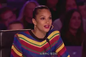 英国达人秀：外国小萝莉，脱掉外套后的表演，把评委给震撼到视频封面