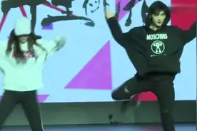 刘亦菲、杨洋同台大跳热舞，网友：都是被演艺事业耽误的舞者啊！视频封面
