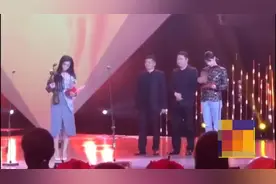 范冰冰裙子不合身显凸肚 与冯小刚十指紧扣走红毯视频封面