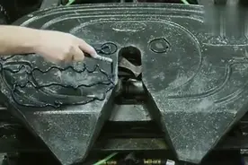 原来半挂车头和车尾是这样连接的，这个轴好细啊