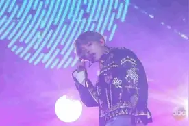 防弹少年团AMA表演《DNA》活力十足，金泰亨真的深得我心呀！