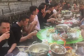 农村壮族宝宝百日酒席是这样办的，摆这样的流水席，场面好热闹视频封面