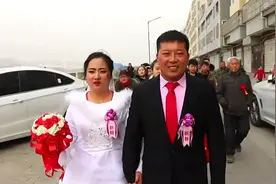 35岁大哥娶25岁姑娘，手拉手走路回家，祝他们恩爱到白头视频封面