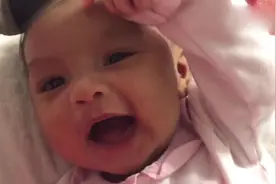 2个月的小宝宝超喜欢妈妈这样跟他玩，宝宝满脸的笑容真是呆萌