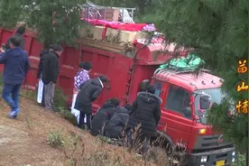 农村婚礼 拉嫁妆的货车从丈母娘家走了两分钟就坏了 新娘不走咋办视频封面