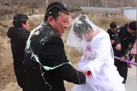 农村40岁大哥结婚，还被小年轻整成这样，新娘的心都要碎了视频封面