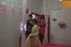 真实婚礼 新郎娶回来漂亮新娘 亲戚门围上来看 新娘好幸福啊视频封面