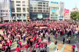 上海步行街千人快闪唱响《我和我的祖国》振奋人心，老外也被吸引视频封面
