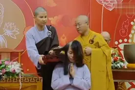 妹子当尼姑，直接把头发剃了，可惜了视频封面