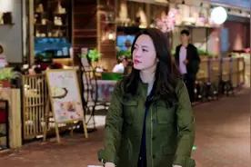 明玉逛超市却看到父亲在偷吃，明玉却没揭穿他，这父亲真有意思