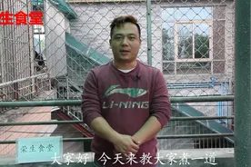 小伙子教你鸡蛋炒蒜心的做法