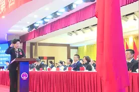 #湖南湘潭 湘潭史上首位女市长张迎春向宪法庄严宣誓！@抖音小助手视频封面