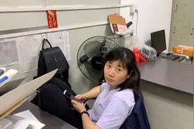 苦逼销售向客户催要去年11月的货款，第二天收到两份客诉，怎么办