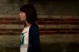 女学霸考试的时候，突然肚疼，为了不破坏自己的形象，她竟这样做视频封面
