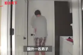女孩子正在逛街，突然内急，随手掏出一个厕所视频封面