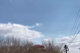 天空发现诡异现象，天空的云彩走的特别快，这是什么情况