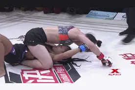 中国MMA女王张伟丽一个高扫上头KO对手，直接潇洒走开视频封面