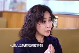 周星驰大老远见到刘嘉玲，都要90度鞠躬大喊一声“嘉玲姐”
