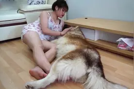 表姐跟狗狗在家里玩耍，很有爱的一幕，我都羡慕了视频封面