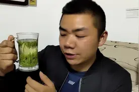 小伙驱车百公里，找到了传说中的贡茶，泡水后立在杯中，太神奇了视频封面
