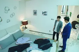 总裁跟网友见面紧张，朋友笑了：你怎么跟小媳妇似的！视频封面