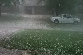 下雨天突然爆发冰雹，没想到如此猛烈，有点不敢出门视频封面
