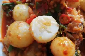 日照小伙用八爪鱼的卵做了一道菜，太好吃了，一人能吃一大盘