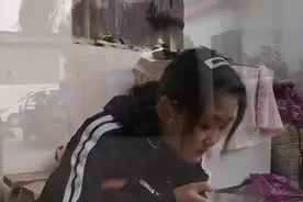 河南姑娘白雪给家人买礼物，两位老人却不高兴，心疼孙女乱花钱视频封面