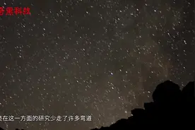解惑，爱因斯坦拍这张照片时为何会吐舌头？背后的真相很简单视频封面