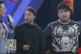 胖小伙与瘦小伙比拼“斗鸡”，因为太笨重，结果被完败视频封面